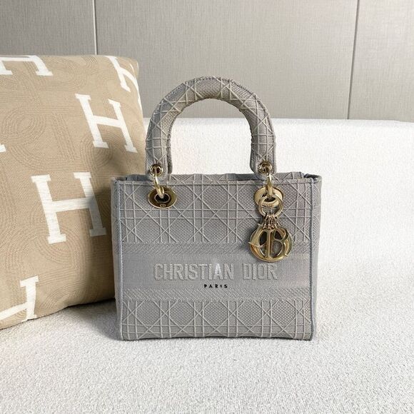 Dior Women Pre-Loved Bag Very Good Condition - Picture 2 of 9